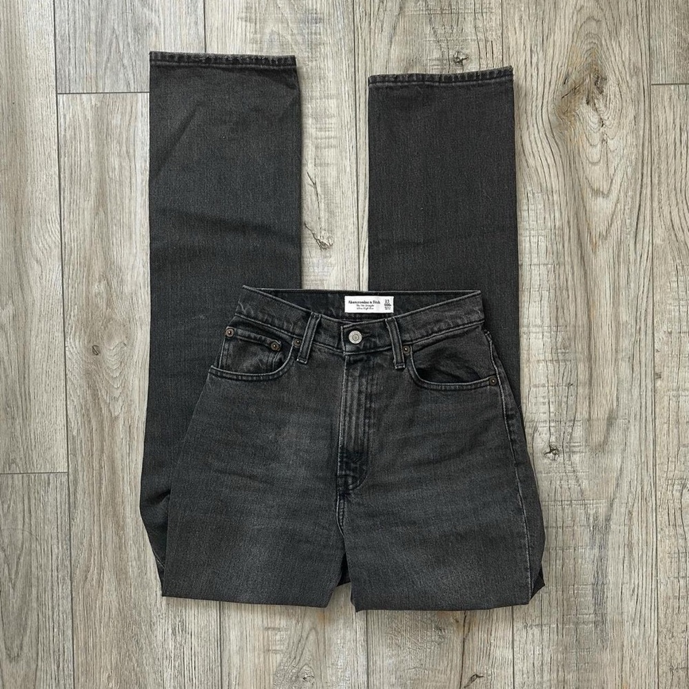 Abercrombie Curve Love 90s Ultra High Rise Straight Leg Jean